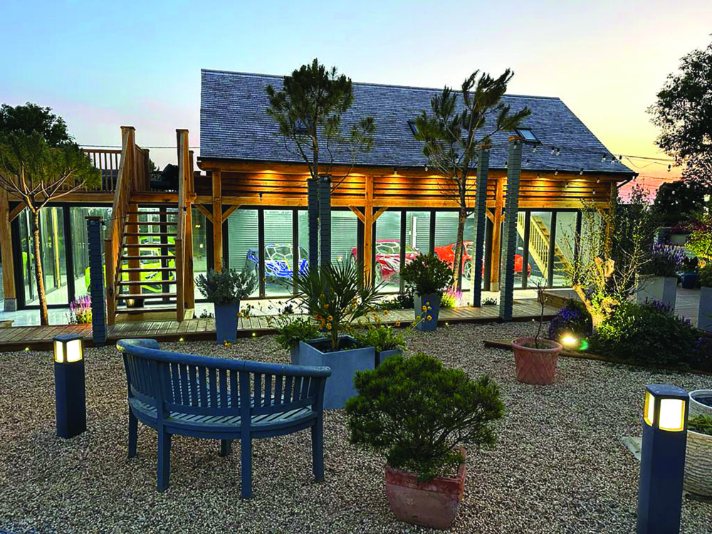 <p>Luxury garage & apartment</p>
